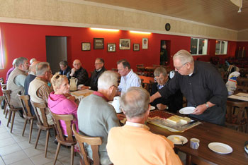 Es wird kräftig zugelangt, guten Appetit!